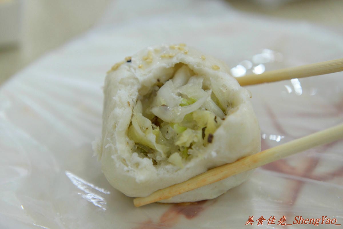 [台中西區]老蔡上海生煎包 – 美食節目介紹過的向上市場生煎包老店,煎包內餡料多飽滿,便宜又好吃,晚上來還有機會遇到傳說中的”煎包妹” !!
