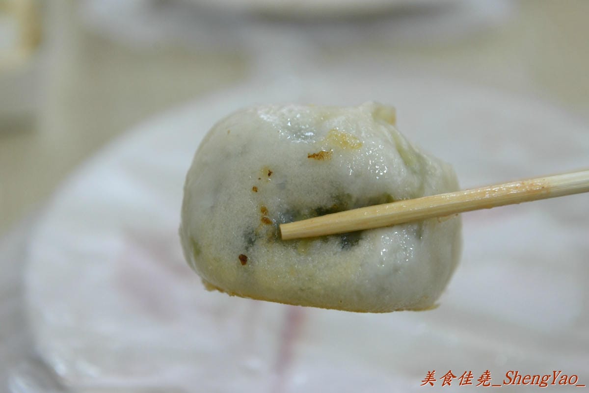 [台中西區]老蔡上海生煎包 – 美食節目介紹過的向上市場生煎包老店,煎包內餡料多飽滿,便宜又好吃,晚上來還有機會遇到傳說中的”煎包妹” !!