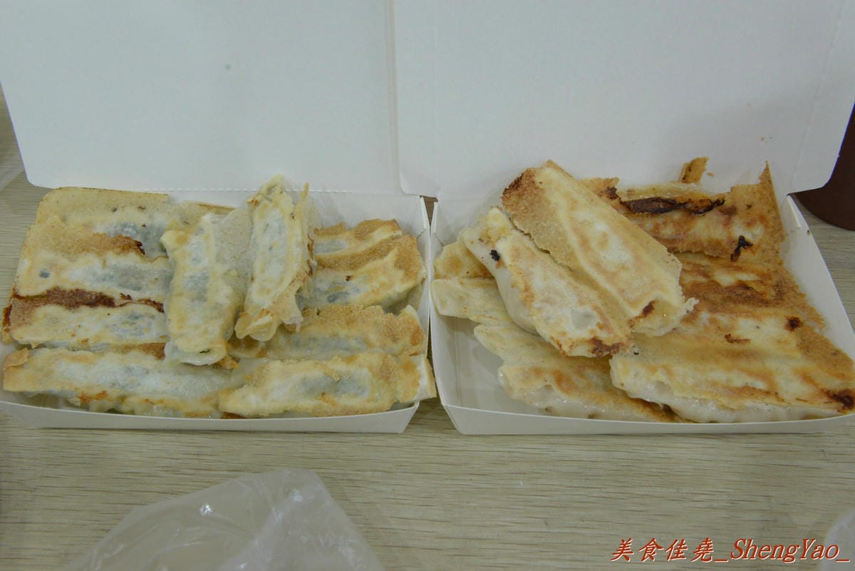 [台中西區]老蔡上海生煎包 – 美食節目介紹過的向上市場生煎包老店,煎包內餡料多飽滿,便宜又好吃,晚上來還有機會遇到傳說中的”煎包妹” !!