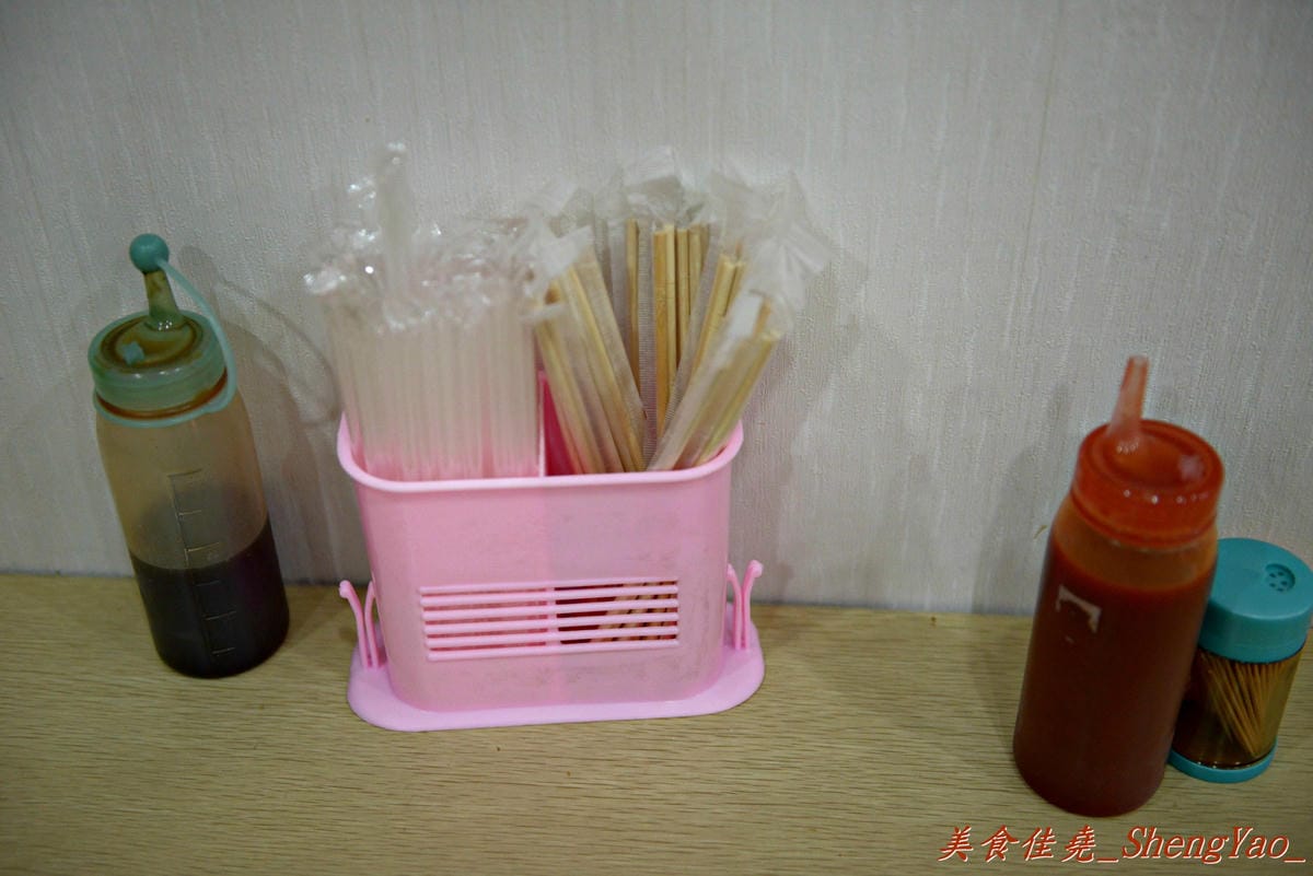 [台中西區]老蔡上海生煎包 – 美食節目介紹過的向上市場生煎包老店,煎包內餡料多飽滿,便宜又好吃,晚上來還有機會遇到傳說中的”煎包妹” !!