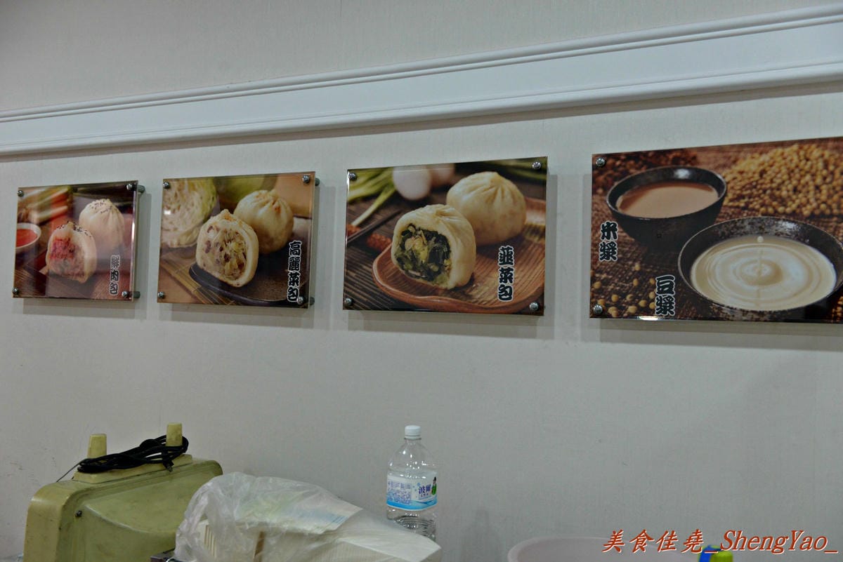 [台中西區]老蔡上海生煎包 – 美食節目介紹過的向上市場生煎包老店,煎包內餡料多飽滿,便宜又好吃,晚上來還有機會遇到傳說中的”煎包妹” !!