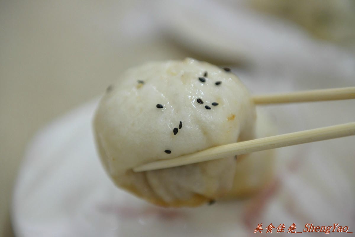 [台中西區]老蔡上海生煎包 – 美食節目介紹過的向上市場生煎包老店,煎包內餡料多飽滿,便宜又好吃,晚上來還有機會遇到傳說中的”煎包妹” !!