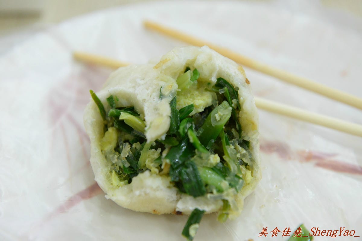 [台中西區]老蔡上海生煎包 – 美食節目介紹過的向上市場生煎包老店,煎包內餡料多飽滿,便宜又好吃,晚上來還有機會遇到傳說中的”煎包妹” !!