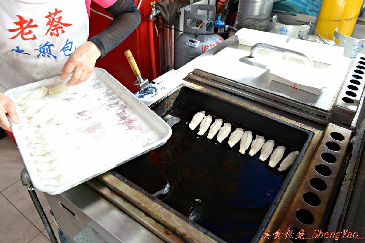 [台中西區]老蔡上海生煎包 – 美食節目介紹過的向上市場生煎包老店,煎包內餡料多飽滿,便宜又好吃,晚上來還有機會遇到傳說中的”煎包妹” !!