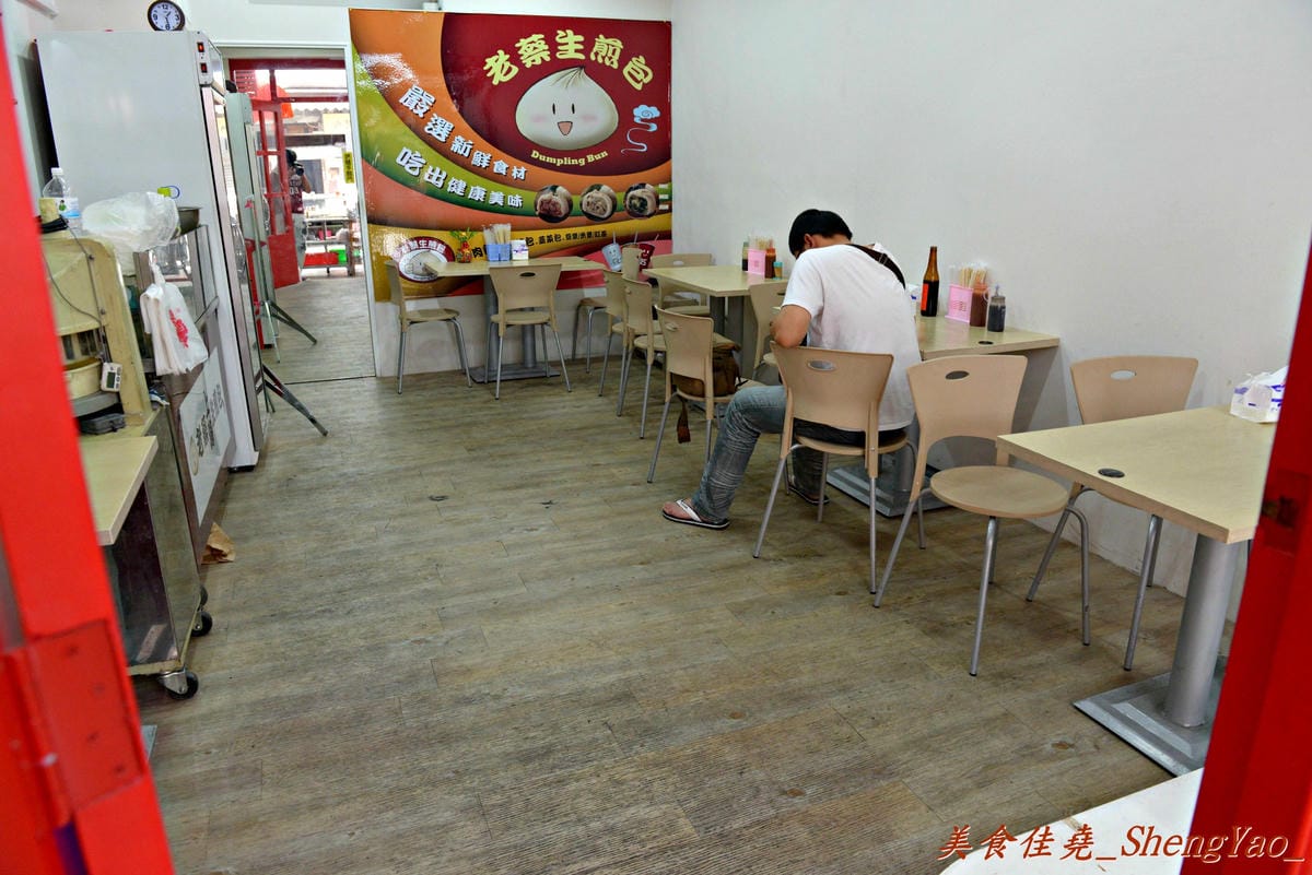 [台中西區]老蔡上海生煎包 – 美食節目介紹過的向上市場生煎包老店,煎包內餡料多飽滿,便宜又好吃,晚上來還有機會遇到傳說中的”煎包妹” !!
