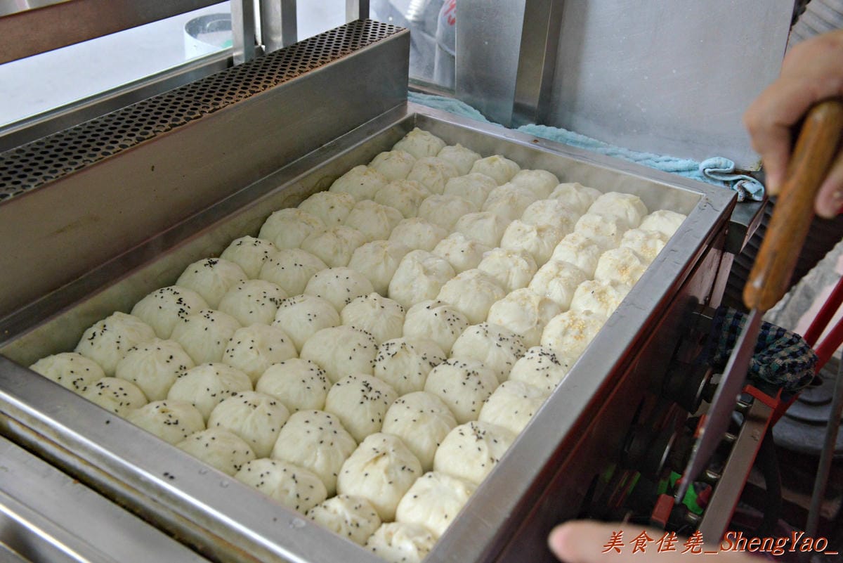 [台中西區]老蔡上海生煎包 – 美食節目介紹過的向上市場生煎包老店,煎包內餡料多飽滿,便宜又好吃,晚上來還有機會遇到傳說中的”煎包妹” !!
