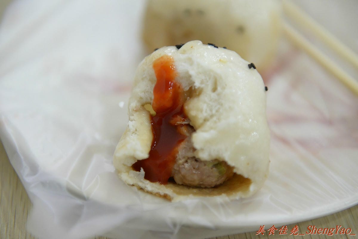 [台中西區]老蔡上海生煎包 – 美食節目介紹過的向上市場生煎包老店,煎包內餡料多飽滿,便宜又好吃,晚上來還有機會遇到傳說中的”煎包妹” !!