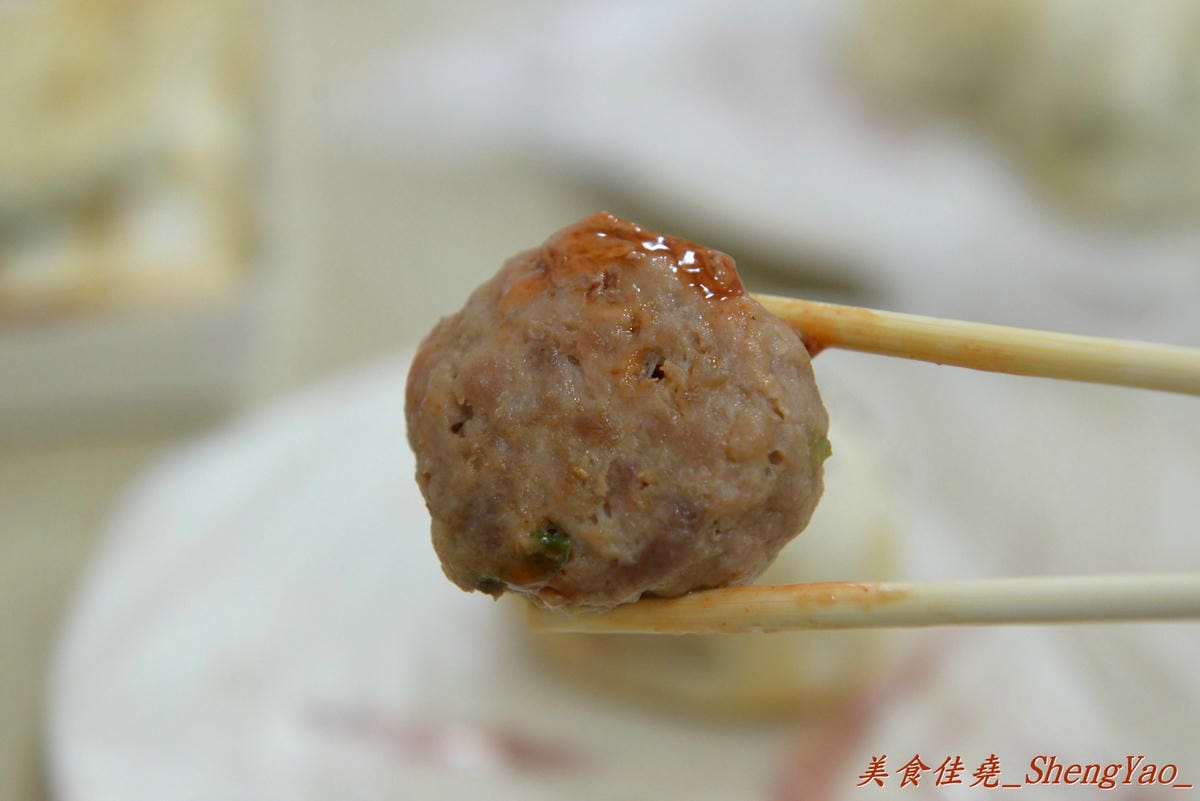 [台中西區]老蔡上海生煎包 – 美食節目介紹過的向上市場生煎包老店,煎包內餡料多飽滿,便宜又好吃,晚上來還有機會遇到傳說中的”煎包妹” !!