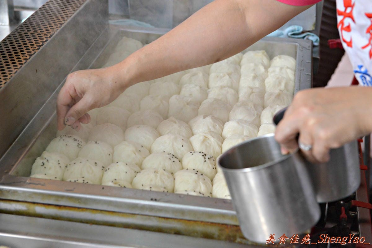 [台中西區]老蔡上海生煎包 – 美食節目介紹過的向上市場生煎包老店,煎包內餡料多飽滿,便宜又好吃,晚上來還有機會遇到傳說中的”煎包妹” !!