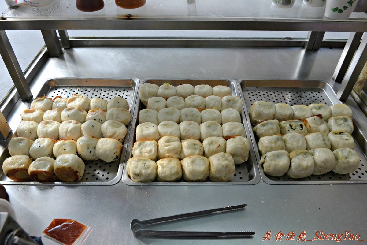 [台中西區]老蔡上海生煎包 – 美食節目介紹過的向上市場生煎包老店,煎包內餡料多飽滿,便宜又好吃,晚上來還有機會遇到傳說中的”煎包妹” !!