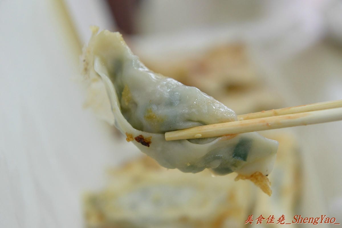 [台中西區]老蔡上海生煎包 – 美食節目介紹過的向上市場生煎包老店,煎包內餡料多飽滿,便宜又好吃,晚上來還有機會遇到傳說中的”煎包妹” !!