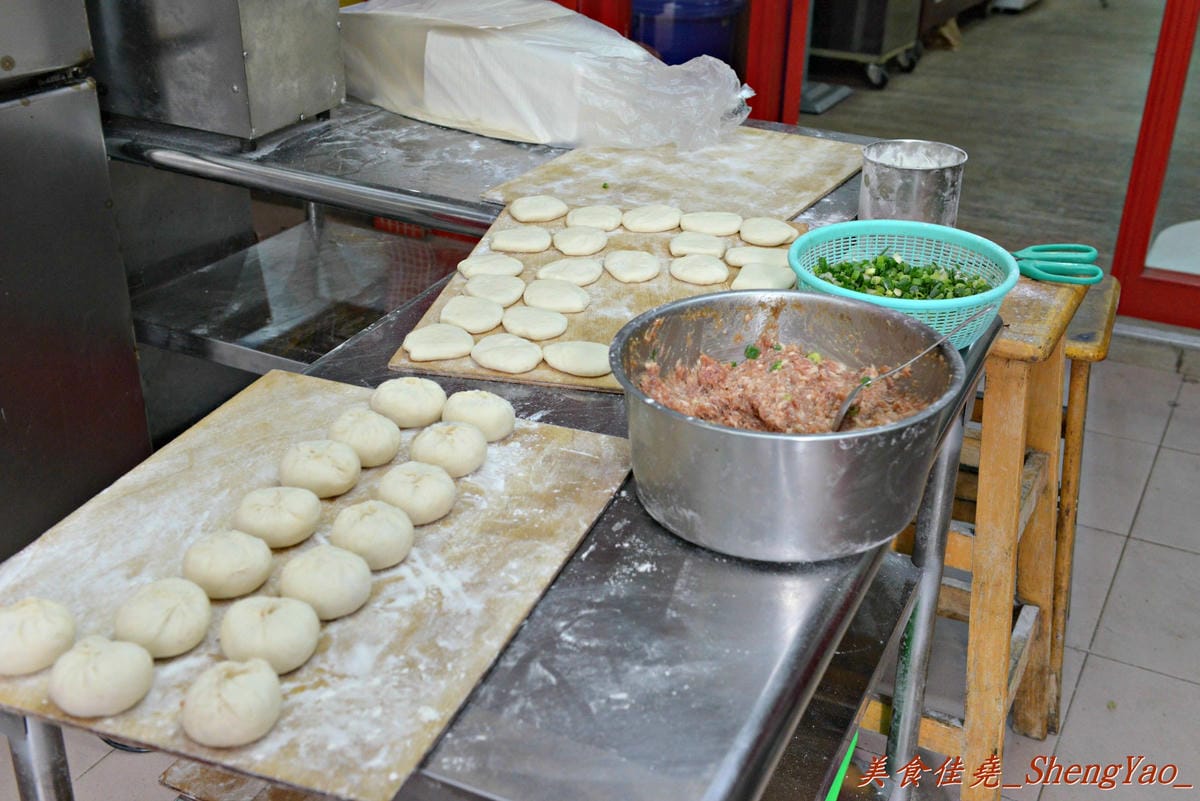 [台中西區]老蔡上海生煎包 – 美食節目介紹過的向上市場生煎包老店,煎包內餡料多飽滿,便宜又好吃,晚上來還有機會遇到傳說中的”煎包妹” !!