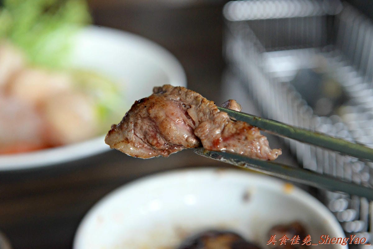 [台中西屯]一桶韓式新食 – 中科商圈新開幕的汽油桶韓式烤肉餐廳,”懷特朵兒”新品牌,雙人套餐附鍋物,飯後甜點還有哈根達斯,份量超多,C/P值超級高。