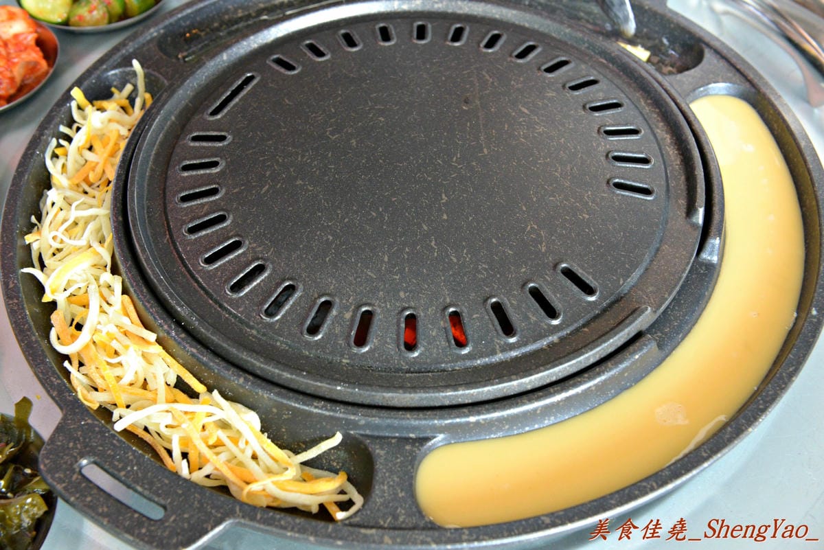[台中西屯]一桶韓式新食 – 中科商圈新開幕的汽油桶韓式烤肉餐廳,”懷特朵兒”新品牌,雙人套餐附鍋物,飯後甜點還有哈根達斯,份量超多,C/P值超級高。