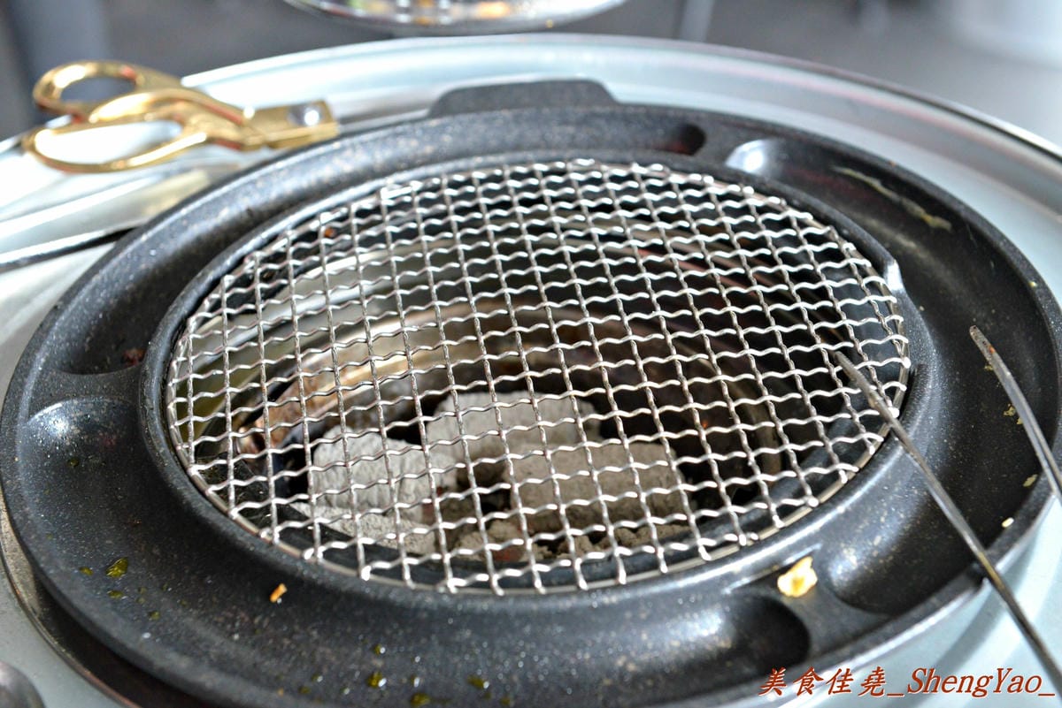 [台中西屯]一桶韓式新食 – 中科商圈新開幕的汽油桶韓式烤肉餐廳,”懷特朵兒”新品牌,雙人套餐附鍋物,飯後甜點還有哈根達斯,份量超多,C/P值超級高。