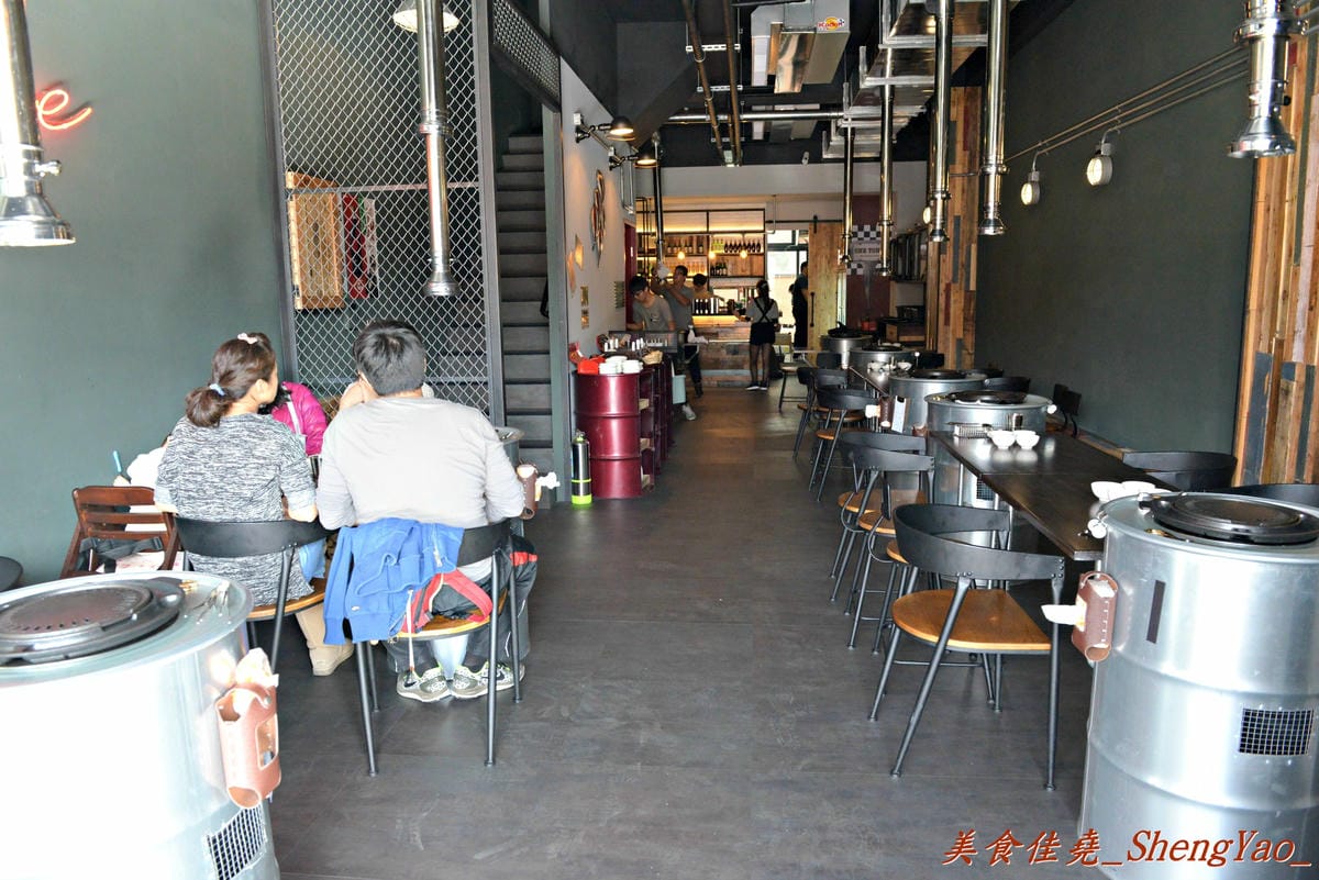 [台中西屯]一桶韓式新食 – 中科商圈新開幕的汽油桶韓式烤肉餐廳,”懷特朵兒”新品牌,雙人套餐附鍋物,飯後甜點還有哈根達斯,份量超多,C/P值超級高。