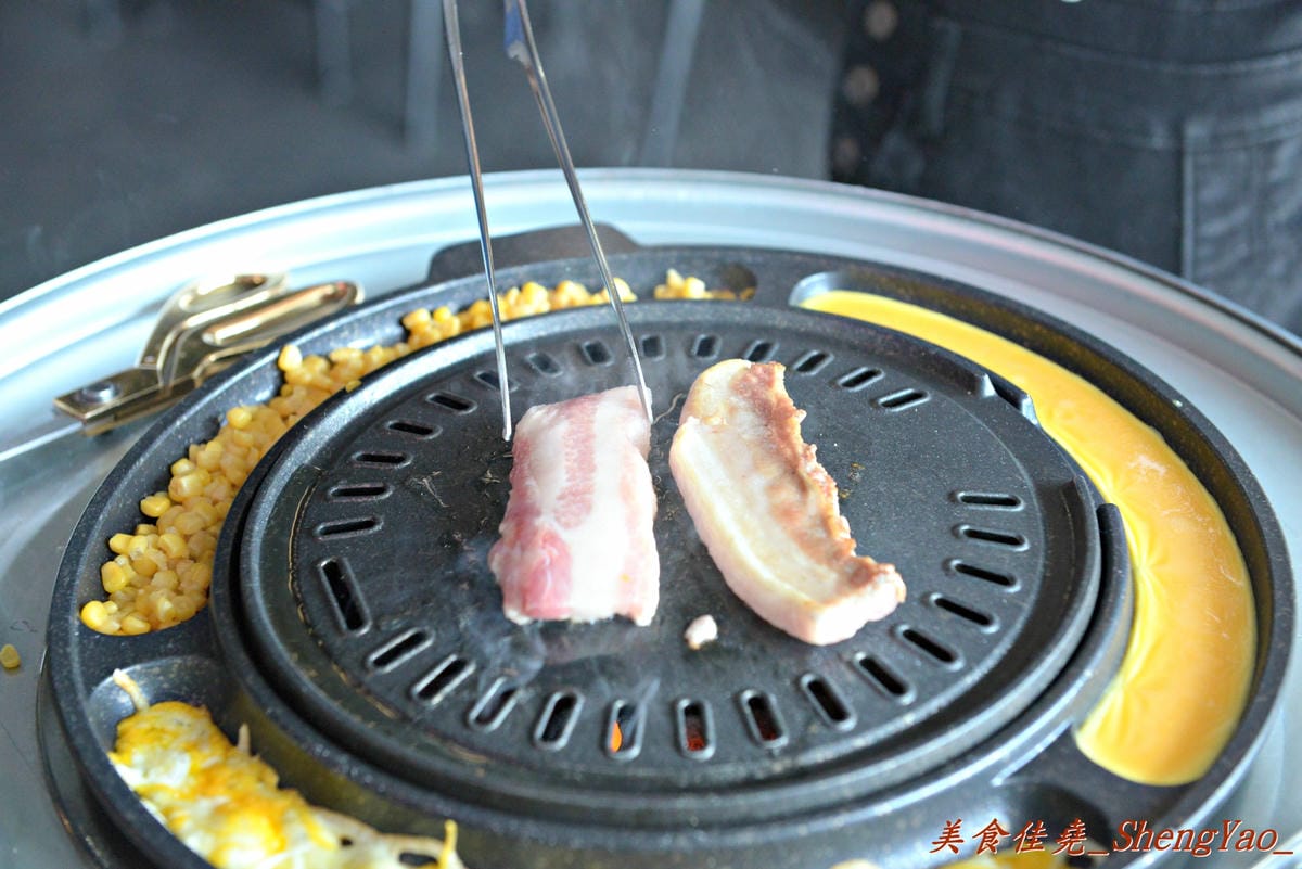 [台中西屯]一桶韓式新食 – 中科商圈新開幕的汽油桶韓式烤肉餐廳,”懷特朵兒”新品牌,雙人套餐附鍋物,飯後甜點還有哈根達斯,份量超多,C/P值超級高。