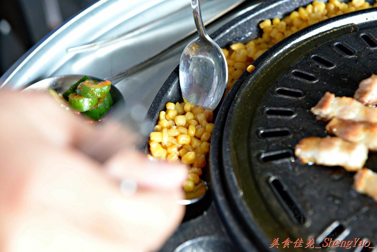 [台中西屯]一桶韓式新食 – 中科商圈新開幕的汽油桶韓式烤肉餐廳,”懷特朵兒”新品牌,雙人套餐附鍋物,飯後甜點還有哈根達斯,份量超多,C/P值超級高。