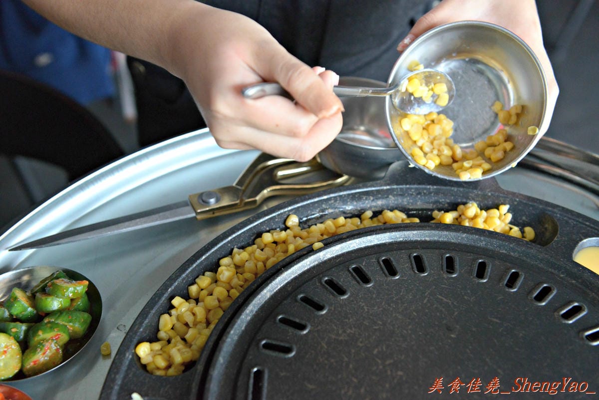 [台中西屯]一桶韓式新食 – 中科商圈新開幕的汽油桶韓式烤肉餐廳,”懷特朵兒”新品牌,雙人套餐附鍋物,飯後甜點還有哈根達斯,份量超多,C/P值超級高。