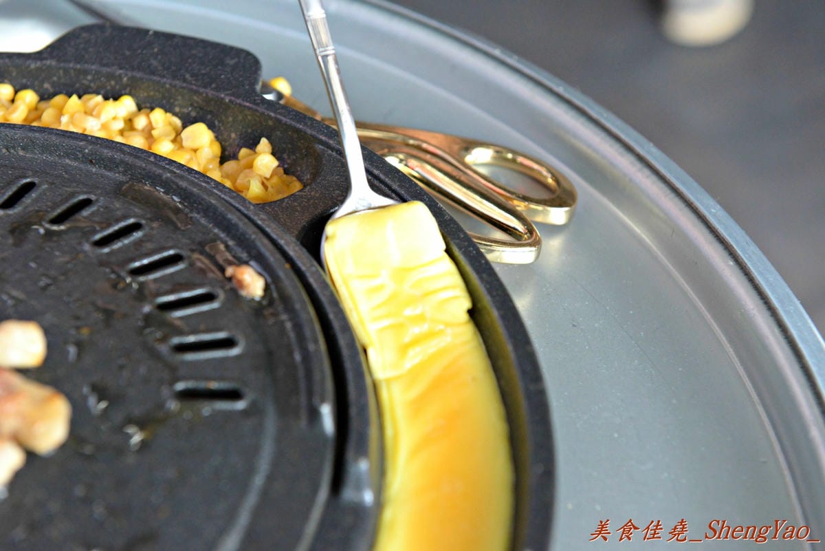 [台中西屯]一桶韓式新食 – 中科商圈新開幕的汽油桶韓式烤肉餐廳,”懷特朵兒”新品牌,雙人套餐附鍋物,飯後甜點還有哈根達斯,份量超多,C/P值超級高。