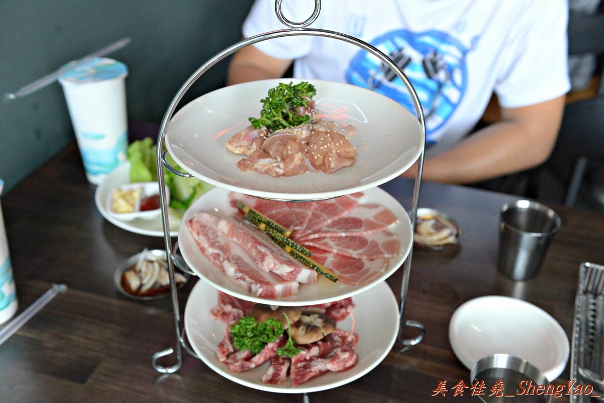 [台中西屯]一桶韓式新食 – 中科商圈新開幕的汽油桶韓式烤肉餐廳,”懷特朵兒”新品牌,雙人套餐附鍋物,飯後甜點還有哈根達斯,份量超多,C/P值超級高。