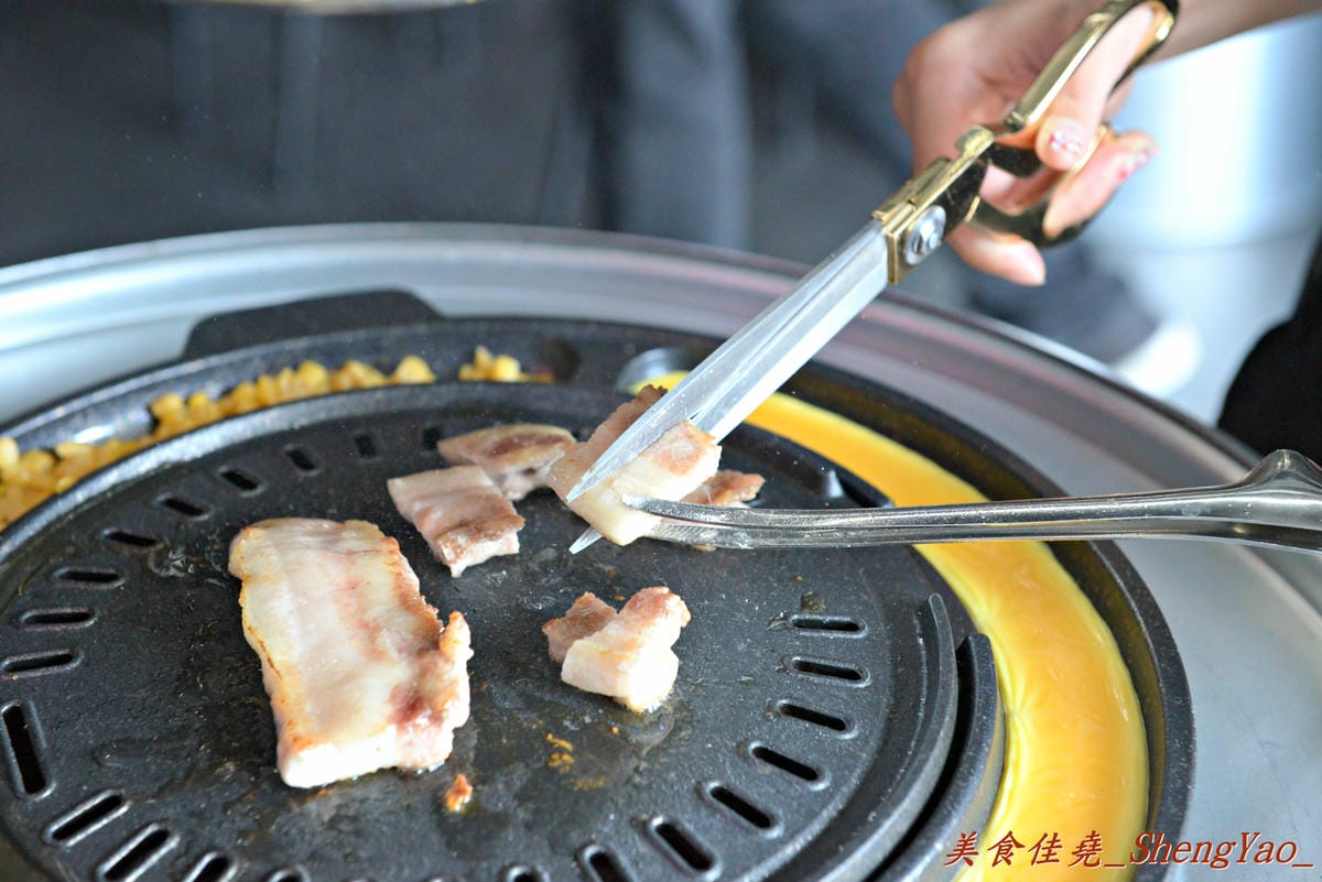 [台中西屯]一桶韓式新食 – 中科商圈新開幕的汽油桶韓式烤肉餐廳,”懷特朵兒”新品牌,雙人套餐附鍋物,飯後甜點還有哈根達斯,份量超多,C/P值超級高。