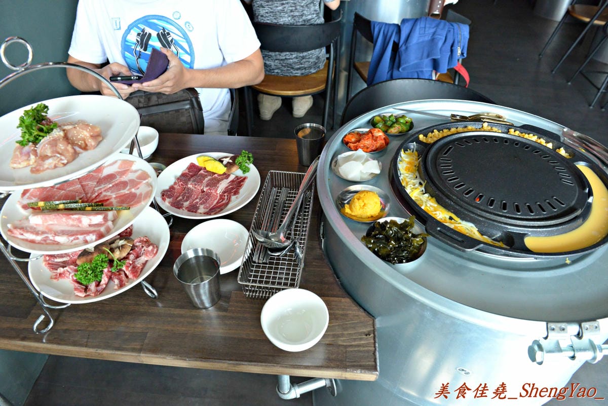 [台中西屯]一桶韓式新食 – 中科商圈新開幕的汽油桶韓式烤肉餐廳,”懷特朵兒”新品牌,雙人套餐附鍋物,飯後甜點還有哈根達斯,份量超多,C/P值超級高。