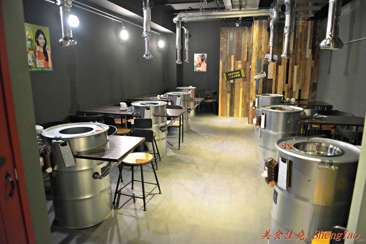 [台中西屯]一桶韓式新食 – 中科商圈新開幕的汽油桶韓式烤肉餐廳,”懷特朵兒”新品牌,雙人套餐附鍋物,飯後甜點還有哈根達斯,份量超多,C/P值超級高。
