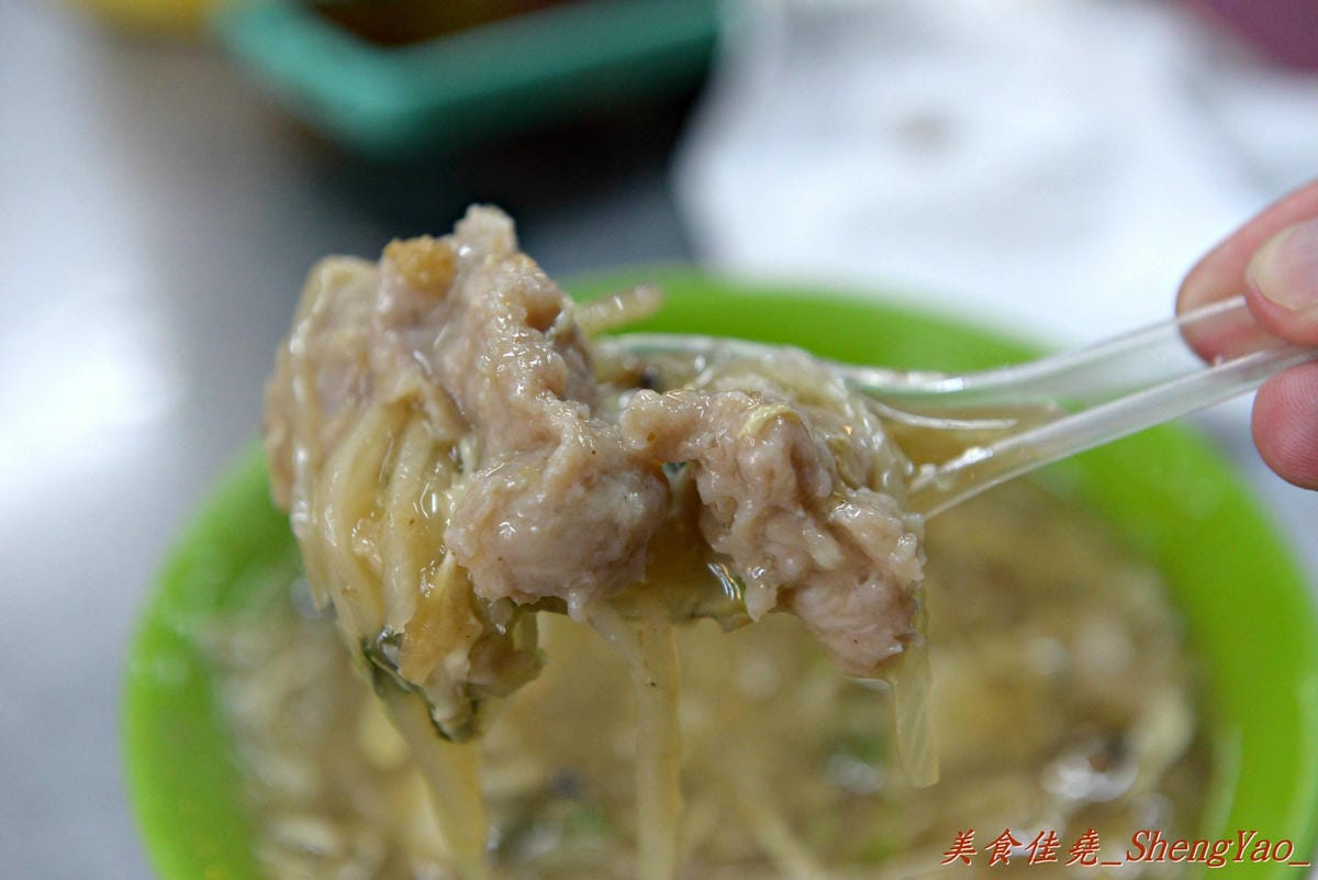 [台中西屯]鬍鬚榮大腸麵線 – 不賣杏仁豆腐冰改賣大腸麵線,大推魯肉飯,超級超級好吃 !! 老闆的女兒是正妹也是另一亮點。