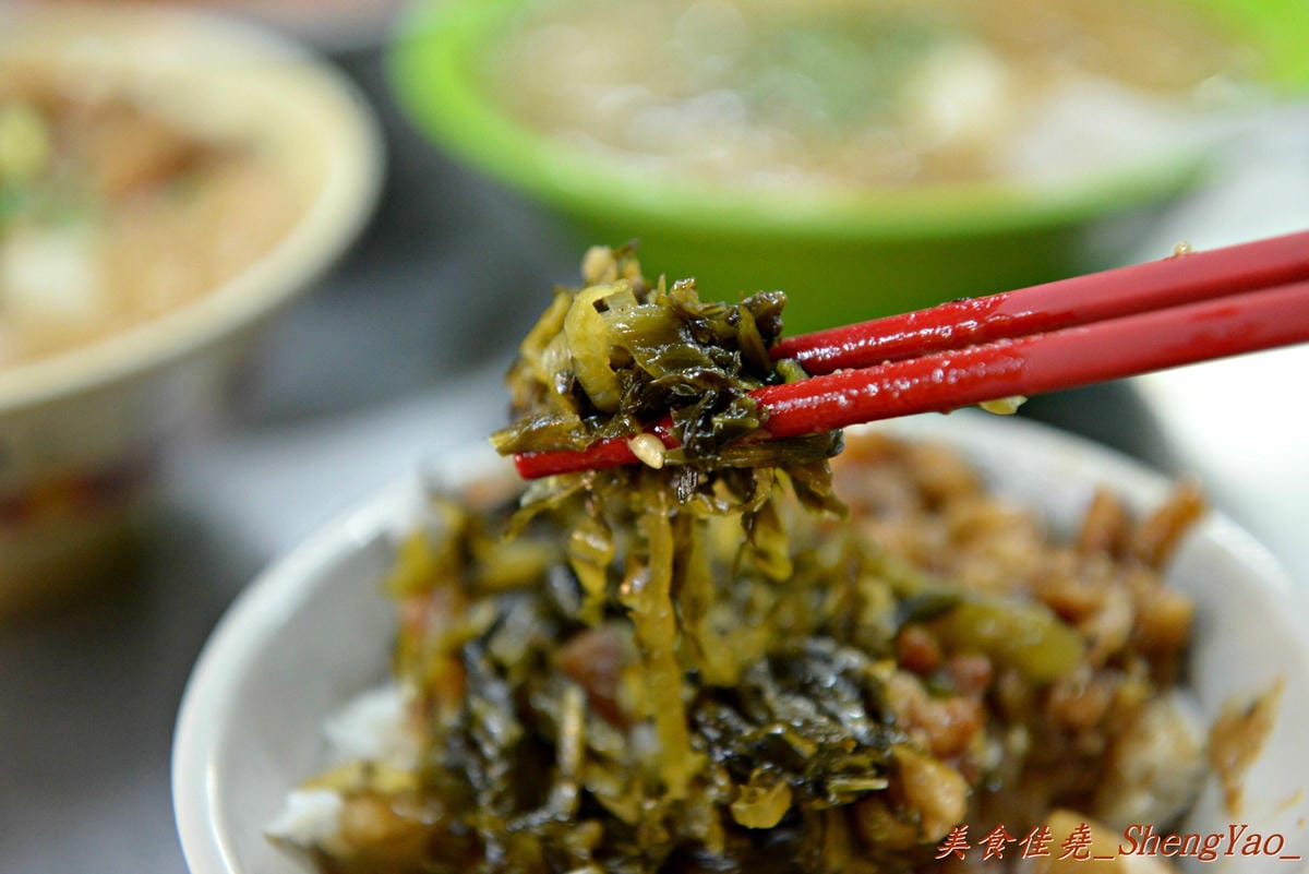 [台中西屯]鬍鬚榮大腸麵線 – 不賣杏仁豆腐冰改賣大腸麵線,大推魯肉飯,超級超級好吃 !! 老闆的女兒是正妹也是另一亮點。