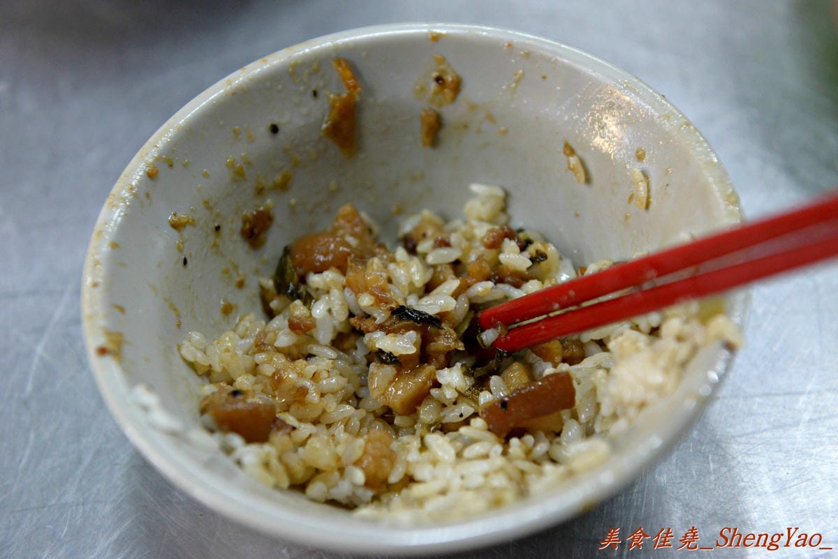 [台中西屯]鬍鬚榮大腸麵線 – 不賣杏仁豆腐冰改賣大腸麵線,大推魯肉飯,超級超級好吃 !! 老闆的女兒是正妹也是另一亮點。