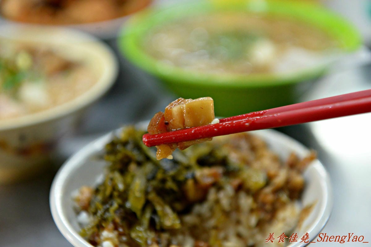 [台中西屯]鬍鬚榮大腸麵線 – 不賣杏仁豆腐冰改賣大腸麵線,大推魯肉飯,超級超級好吃 !! 老闆的女兒是正妹也是另一亮點。