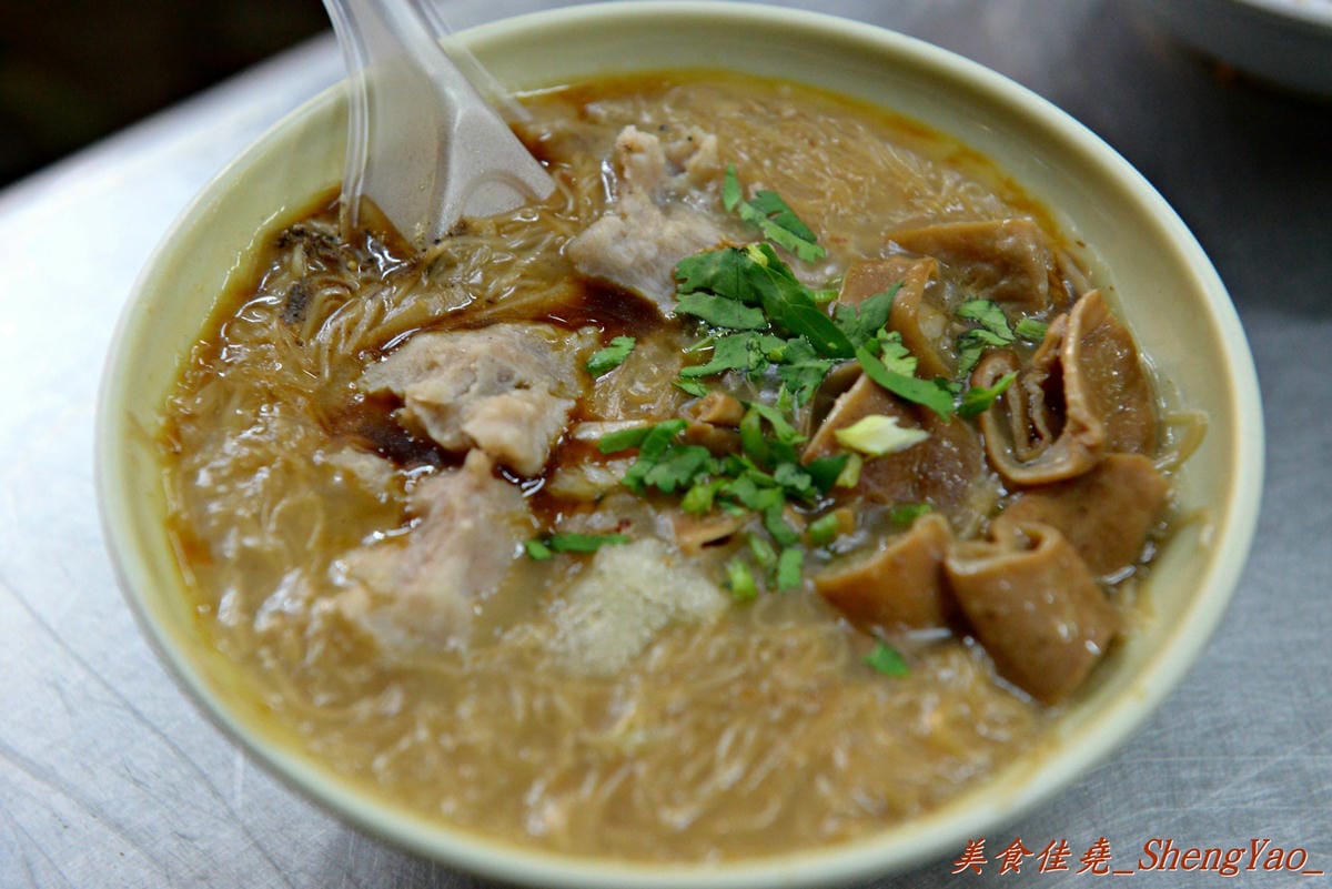 [台中西屯]鬍鬚榮大腸麵線 – 不賣杏仁豆腐冰改賣大腸麵線,大推魯肉飯,超級超級好吃 !! 老闆的女兒是正妹也是另一亮點。