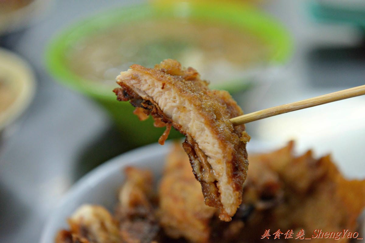 [台中西屯]鬍鬚榮大腸麵線 – 不賣杏仁豆腐冰改賣大腸麵線,大推魯肉飯,超級超級好吃 !! 老闆的女兒是正妹也是另一亮點。