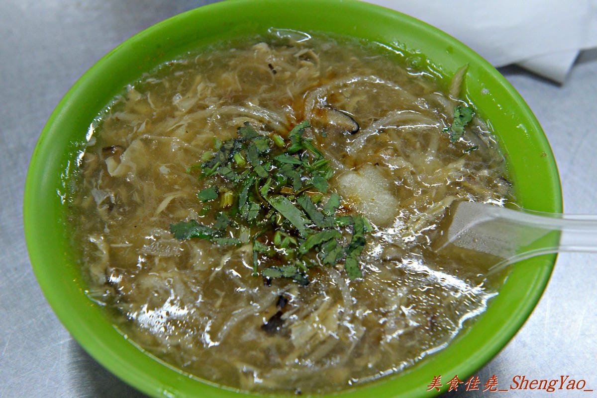[台中西屯]鬍鬚榮大腸麵線 – 不賣杏仁豆腐冰改賣大腸麵線,大推魯肉飯,超級超級好吃 !! 老闆的女兒是正妹也是另一亮點。