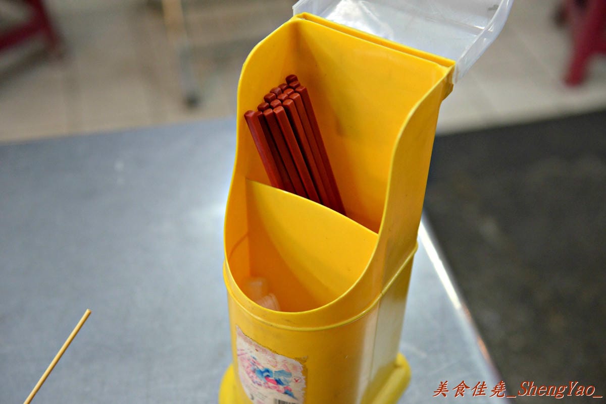 [台中西屯]鬍鬚榮大腸麵線 – 不賣杏仁豆腐冰改賣大腸麵線,大推魯肉飯,超級超級好吃 !! 老闆的女兒是正妹也是另一亮點。