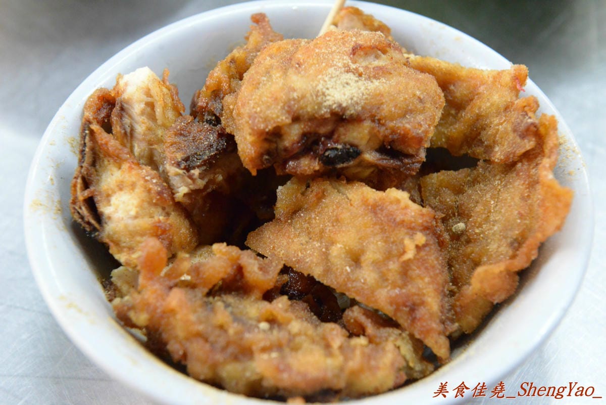 [台中西屯]鬍鬚榮大腸麵線 – 不賣杏仁豆腐冰改賣大腸麵線,大推魯肉飯,超級超級好吃 !! 老闆的女兒是正妹也是另一亮點。