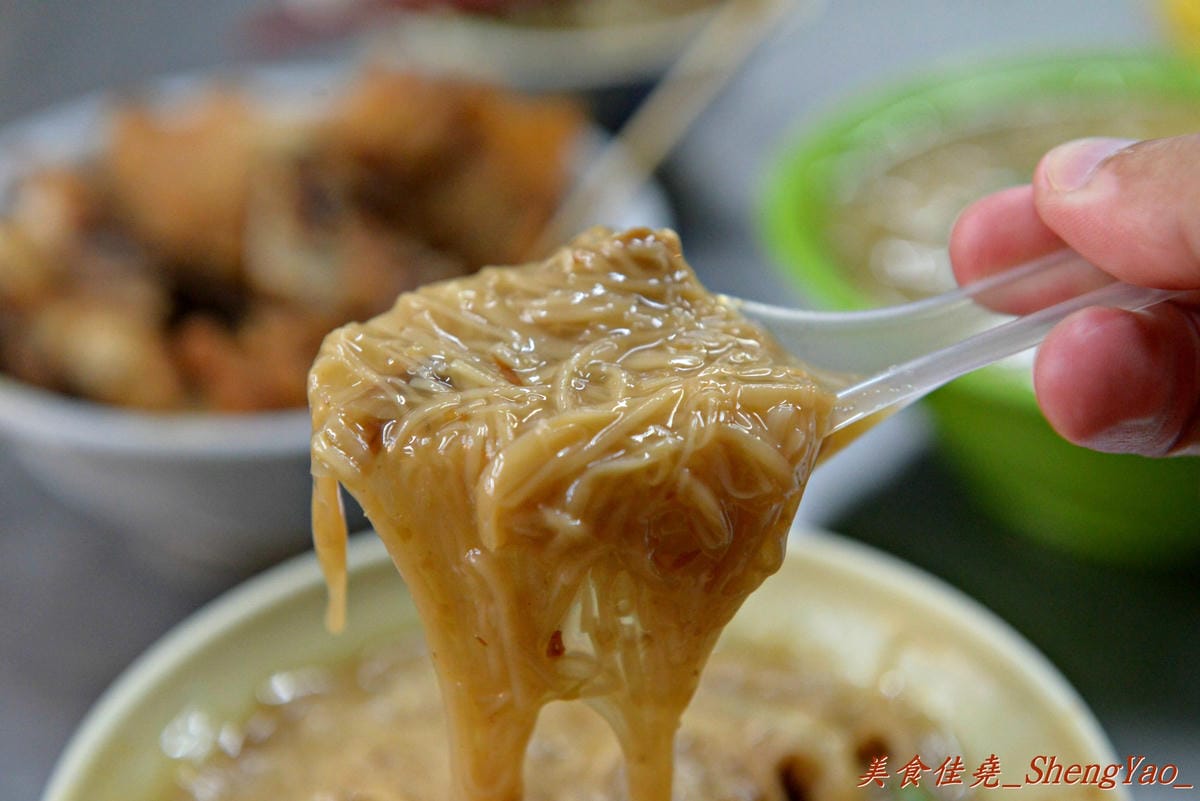 [台中西屯]鬍鬚榮大腸麵線 – 不賣杏仁豆腐冰改賣大腸麵線,大推魯肉飯,超級超級好吃 !! 老闆的女兒是正妹也是另一亮點。