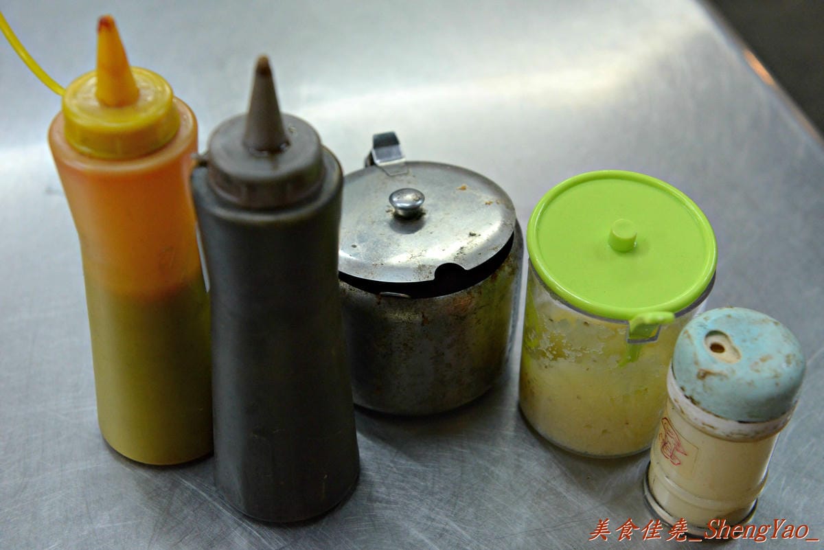 [台中西屯]鬍鬚榮大腸麵線 – 不賣杏仁豆腐冰改賣大腸麵線,大推魯肉飯,超級超級好吃 !! 老闆的女兒是正妹也是另一亮點。