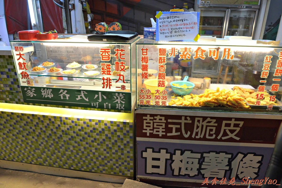 [台中西屯]鬍鬚榮大腸麵線 – 不賣杏仁豆腐冰改賣大腸麵線,大推魯肉飯,超級超級好吃 !! 老闆的女兒是正妹也是另一亮點。