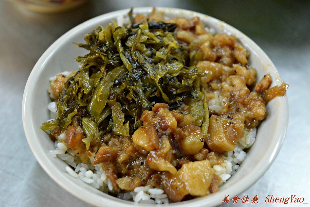 [台中西屯]鬍鬚榮大腸麵線 – 不賣杏仁豆腐冰改賣大腸麵線,大推魯肉飯,超級超級好吃 !! 老闆的女兒是正妹也是另一亮點。