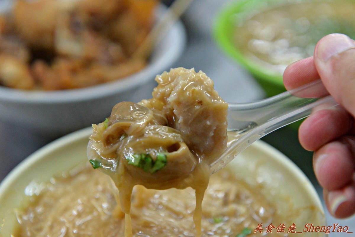 [台中西屯]鬍鬚榮大腸麵線 – 不賣杏仁豆腐冰改賣大腸麵線,大推魯肉飯,超級超級好吃 !! 老闆的女兒是正妹也是另一亮點。