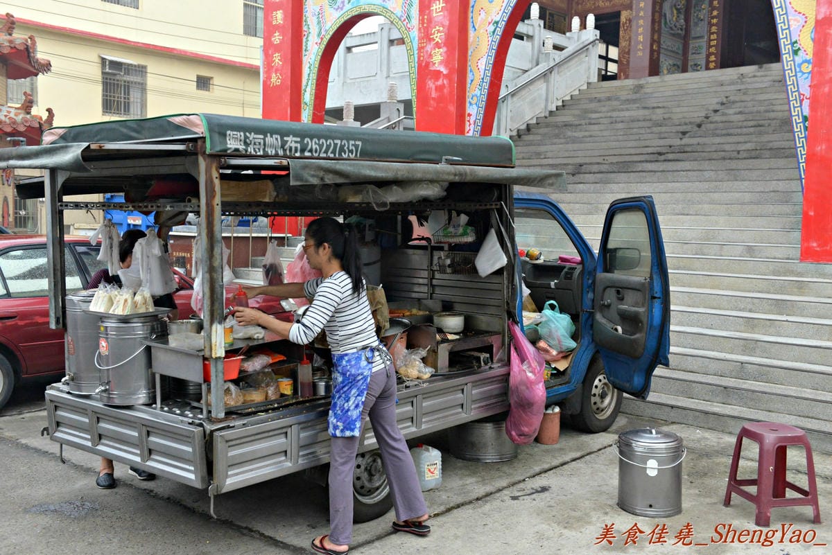 [台中清水]高美路四塊厝朝天宮前無名行動餐車 – 餐點全都可客製化,大推超罕見的蛋餅包整顆飯糰,很新奇、味道也不錯,加里肌肉、卡啦雞更好吃。