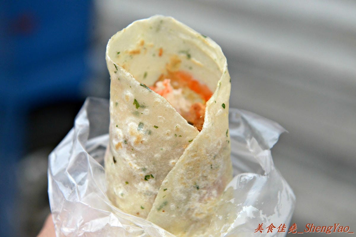 [台中清水]高美路四塊厝朝天宮前無名行動餐車 – 餐點全都可客製化,大推超罕見的蛋餅包整顆飯糰,很新奇、味道也不錯,加里肌肉、卡啦雞更好吃。