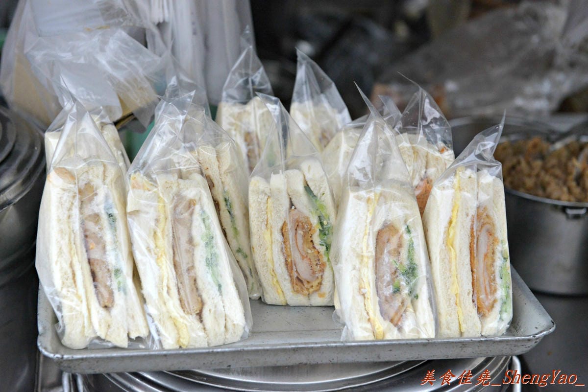 [台中清水]高美路四塊厝朝天宮前無名行動餐車 – 餐點全都可客製化,大推超罕見的蛋餅包整顆飯糰,很新奇、味道也不錯,加里肌肉、卡啦雞更好吃。