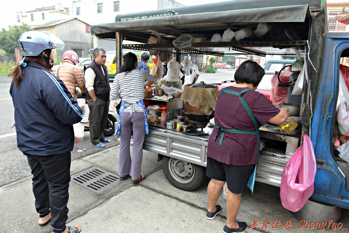 [台中清水]高美路四塊厝朝天宮前無名行動餐車 – 餐點全都可客製化,大推超罕見的蛋餅包整顆飯糰,很新奇、味道也不錯,加里肌肉、卡啦雞更好吃。