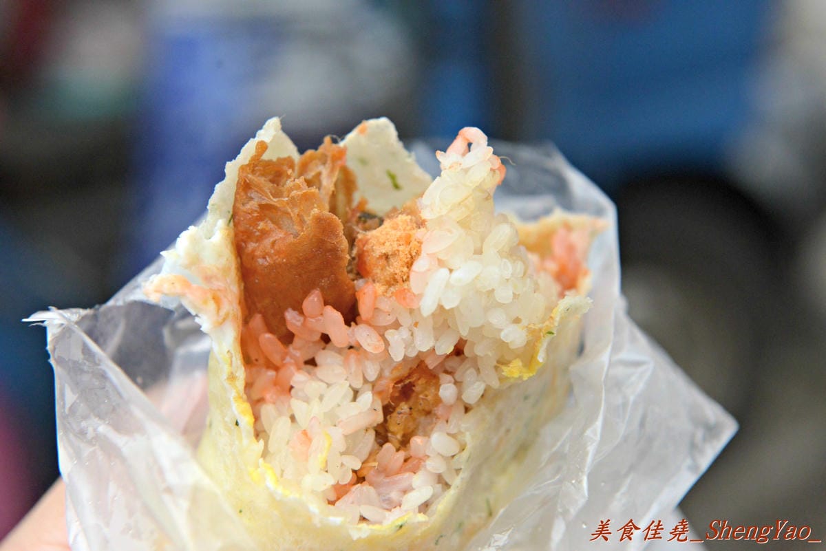 [台中清水]高美路四塊厝朝天宮前無名行動餐車 – 餐點全都可客製化,大推超罕見的蛋餅包整顆飯糰,很新奇、味道也不錯,加里肌肉、卡啦雞更好吃。