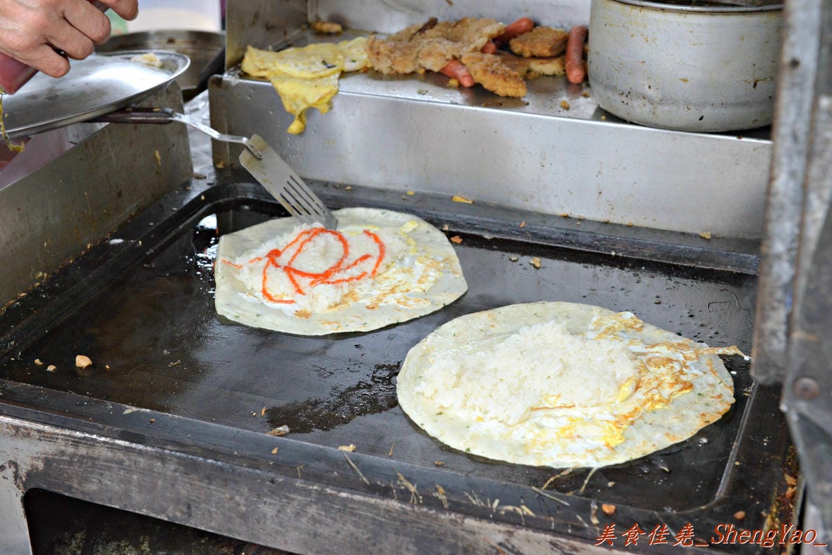 [台中清水]高美路四塊厝朝天宮前無名行動餐車 – 餐點全都可客製化,大推超罕見的蛋餅包整顆飯糰,很新奇、味道也不錯,加里肌肉、卡啦雞更好吃。