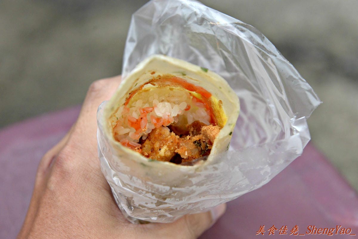 [台中清水]高美路四塊厝朝天宮前無名行動餐車 – 餐點全都可客製化,大推超罕見的蛋餅包整顆飯糰,很新奇、味道也不錯,加里肌肉、卡啦雞更好吃。