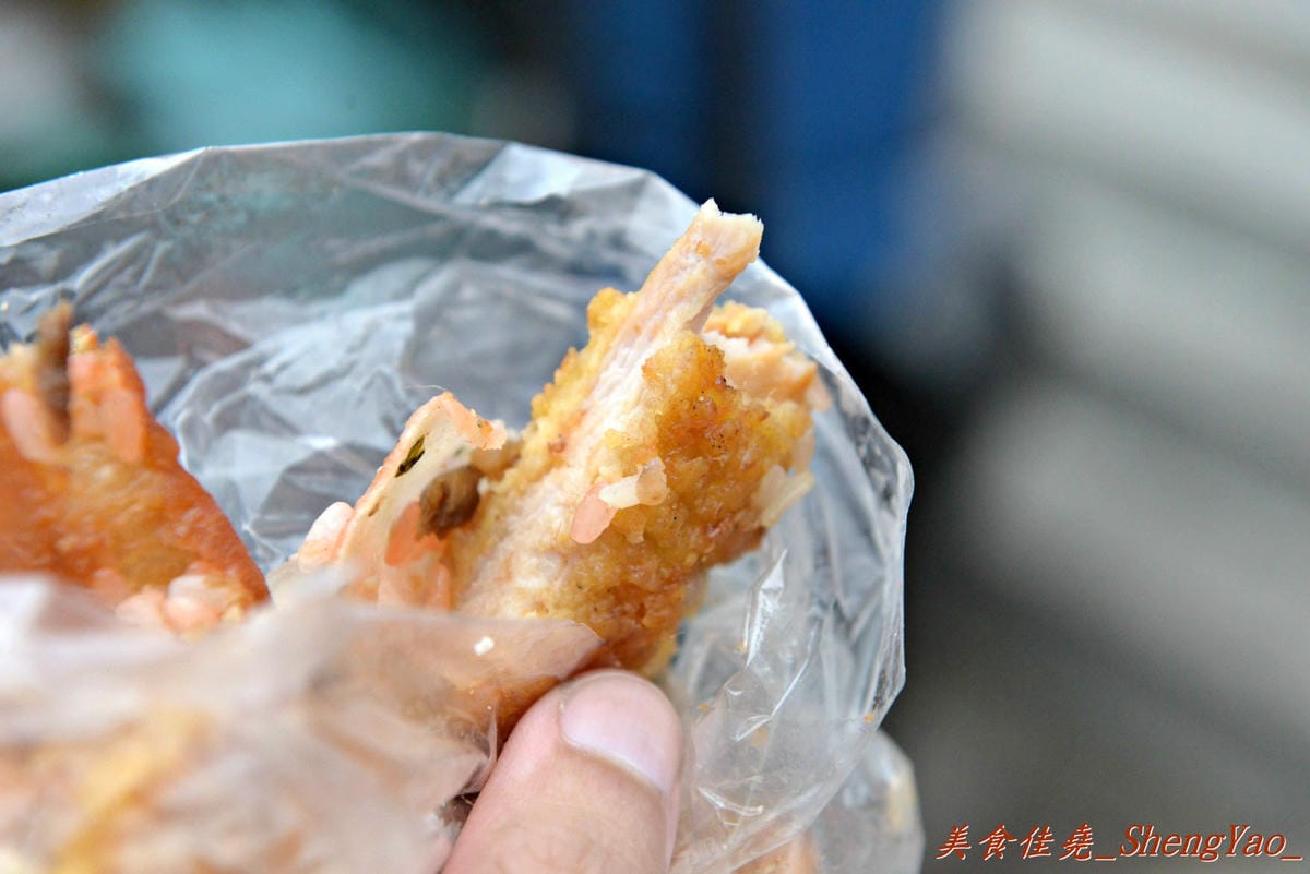 [台中清水]高美路四塊厝朝天宮前無名行動餐車 – 餐點全都可客製化,大推超罕見的蛋餅包整顆飯糰,很新奇、味道也不錯,加里肌肉、卡啦雞更好吃。